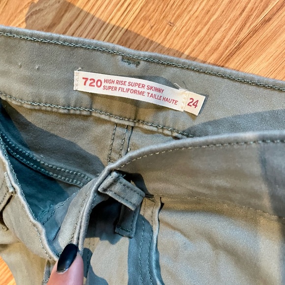Brand: Levi's Size: 24 Color: Army Green - Picture 3 of 3